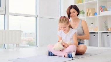 Anne kızına kuaför elbisesi yapıyor.