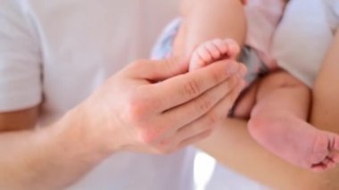 sevimli küçük bacaklarını