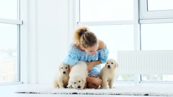 Gadis sekolah bersenang-senang dengan anak anjing — Stok Video