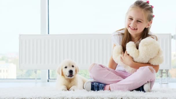 Sonriente chica cerca de mentir cachorro — Vídeos de Stock