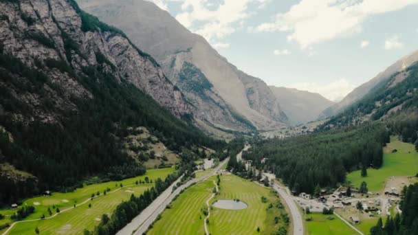 Valle pittoresca ai piedi della montagna — Video Stock