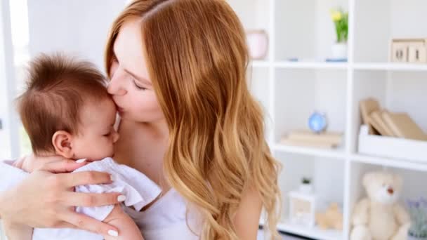 Mãe beijando seu bebê bonito — Vídeo de Stock