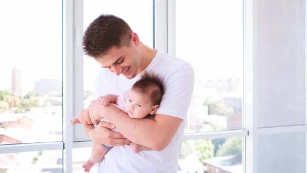 Papá con hija pequeña — Vídeos de Stock