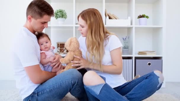 아기와 놀아 주는 부모들 — 비디오