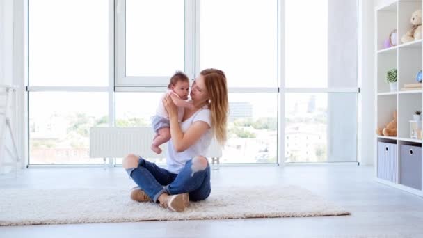 Mother holding baby high — Stock Video