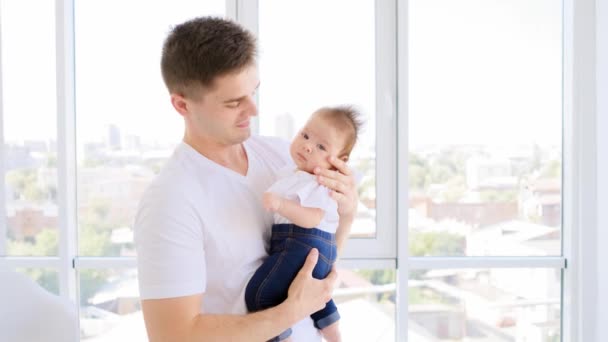 Joven padre sosteniendo bebé — Vídeos de Stock