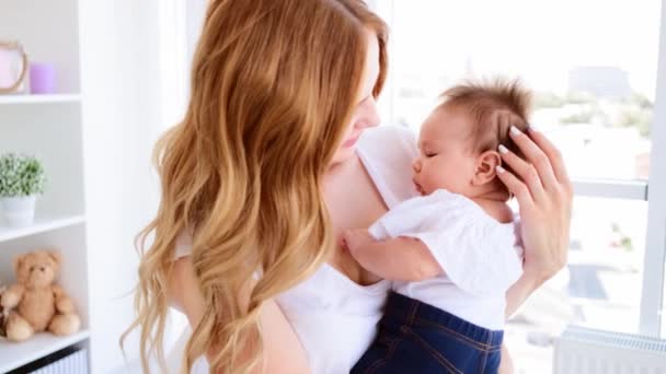 Mãe abraçando seu bebê — Vídeo de Stock