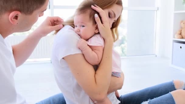 Jovem família com bebê — Vídeo de Stock