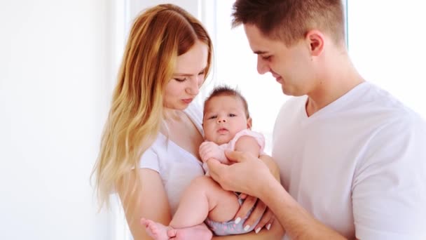 Moeder, vader en baby — Stockvideo