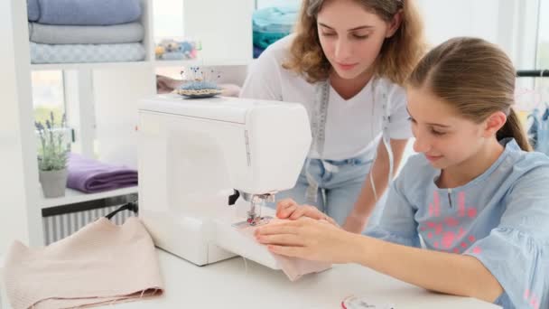 Seamstress ensino menina — Vídeo de Stock