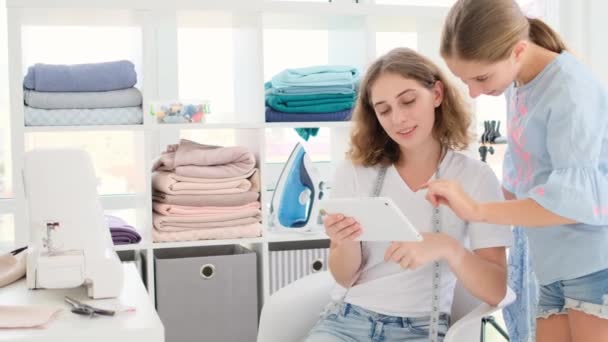 Dressmaker mostrando bosquejo — Vídeo de stock