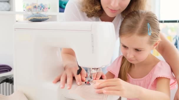 Madre enseñando a la hija a coser — Vídeo de stock