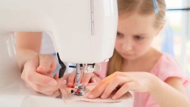 Menina costura com cuidado — Vídeo de Stock