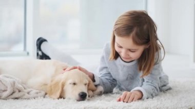 Küçük kız ve köpek yavrusu