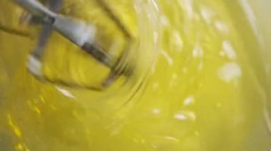 Lezzetli pasta için yumurta karıştırıyorum.