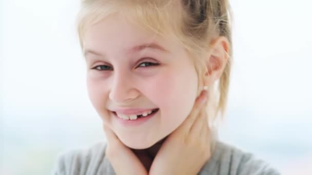 Ειλικρινές χαμόγελο του μικρού κοριτσιού — Αρχείο Βίντεο