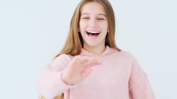 Mädchen dreht sich und winkt Hallo — Stockvideo