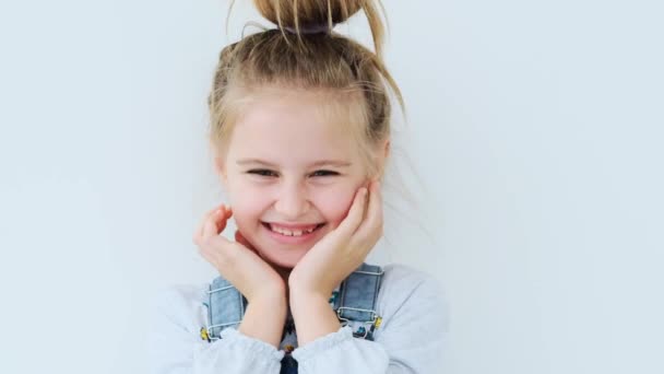 Menina da escola feliz regozijo — Vídeo de Stock