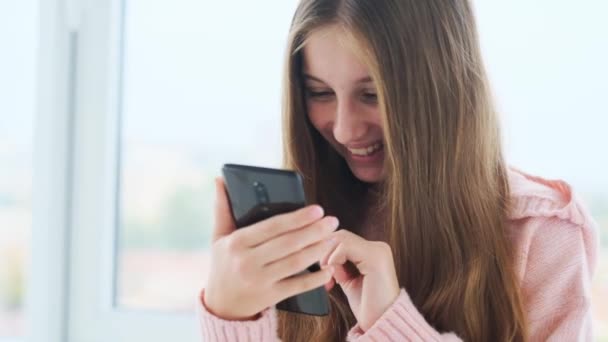Mädchen schaut in Handy — Stockvideo