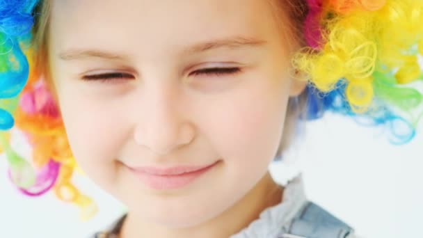 Κοντινό πλάνο με πορτρέτο του χαριτωμένο μικρό κορίτσι — Αρχείο Βίντεο