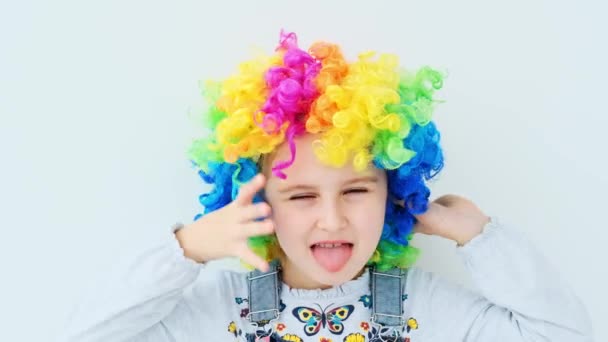 Niño en peluca colorida con las manos arriba — Vídeos de Stock