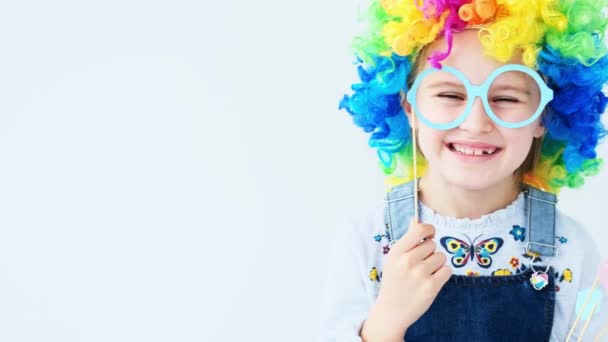 Chica riendo con gafas de foto de papel — Vídeos de Stock