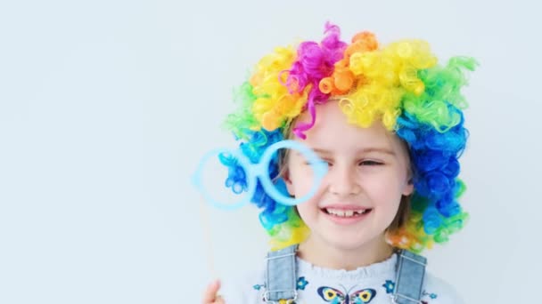 Χαριτωμένο παιδί φοράει περούκα ουράνιο τόξο — Αρχείο Βίντεο
