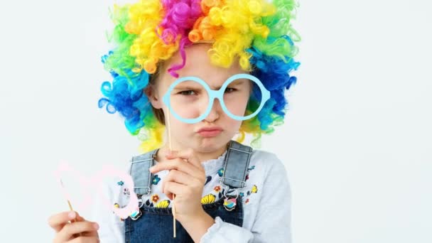 Criança bonito usando peruca arco-íris — Vídeo de Stock