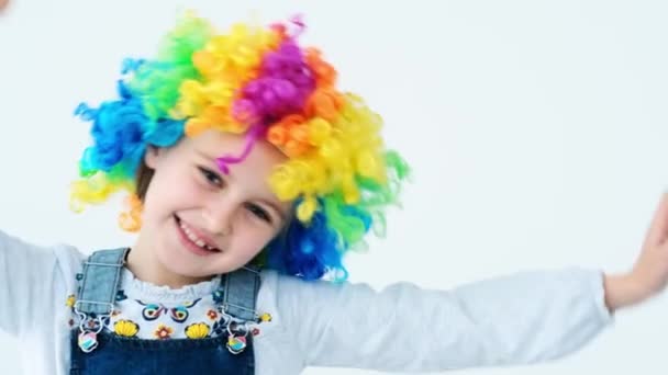 Liten flicka i clown peruk hoppar — Stockvideo