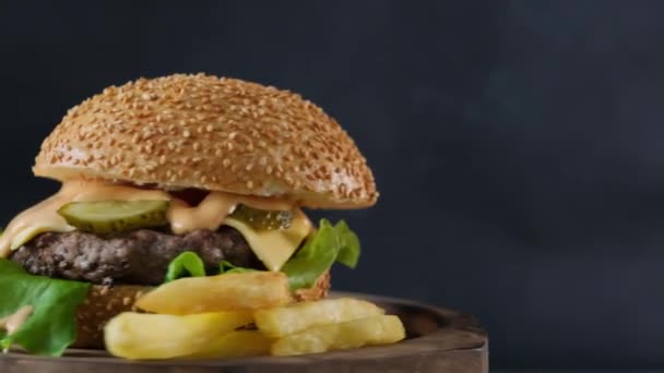 Patates kızartmalı hamburger. — Stok video