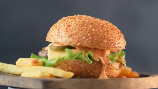 Hamburger fatto in casa con patatine fritte — Video Stock