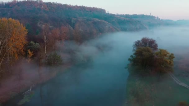 Řeka skrytá v mlze — Stock video