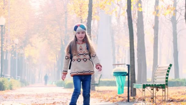 Красивая девушка бежит после школы — стоковое видео