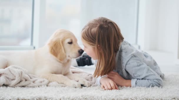 Yavru köpekle gülümseyen kız — Stok video