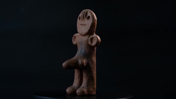 Statuetta maschile in argilla antica delle Isole Canarie — Video Stock