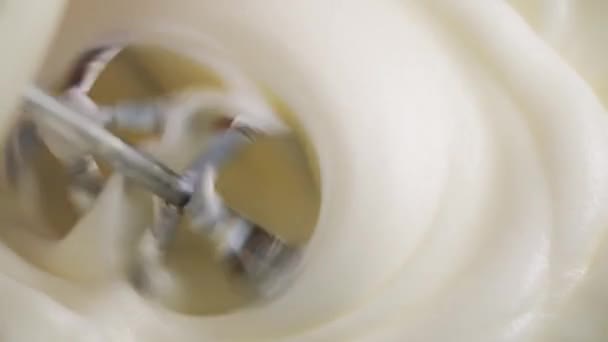 Preparando a nata saborosa — Vídeo de Stock