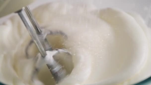 Смешивание сахара со сливками — стоковое видео