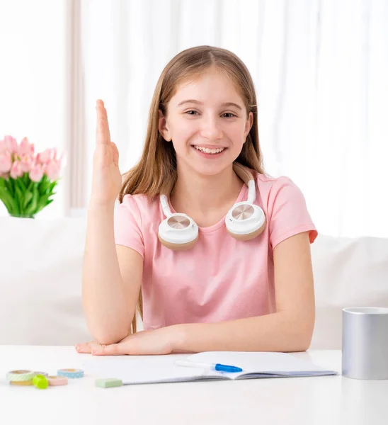 Vrouwelijke student maakt zich klaar — Stockfoto