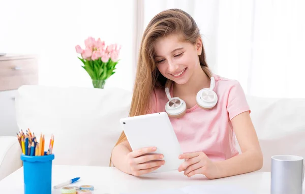 Linda adolescente navegador tableta ordenador — Foto de Stock