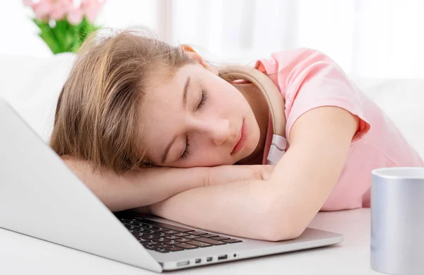 Tonåring sover vid skrivbordet — Stockfoto