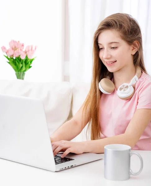 Mädchen benutzt Laptop in der Freizeit — Stockfoto