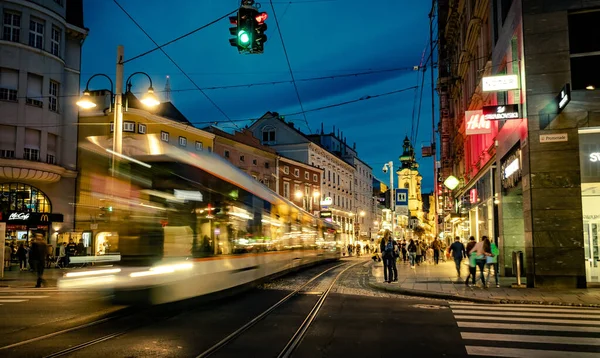 Tramvaj na městské ulici — Stock fotografie