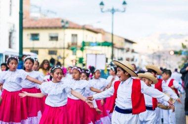 Cusco caddesinde geleneksel tatil