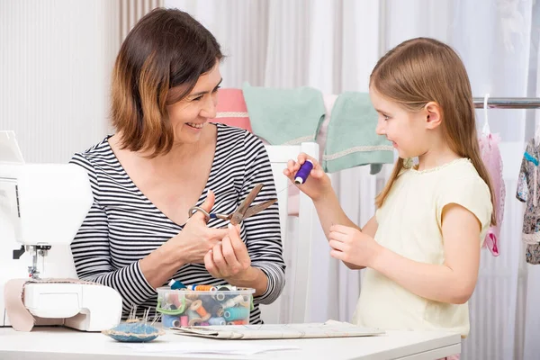 Mor och dotter sy kläder — Stockfoto