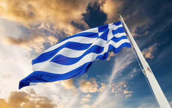 日落时飘扬的希腊国旗 — 图库照片