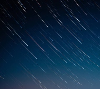 koyu mavi gökyüzünde startrails