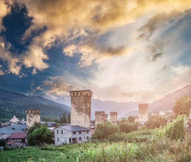 Gün batımında Svan kulesiyle güzel manzara