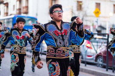 Cusco caddesinde geleneksel tatil