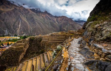 Ollantaytambo 'nun arkaplanındaki yol ve merdiven