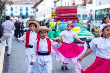 Cusco caddesinde geleneksel tatil